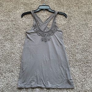 👜 2/$20 AE size XS Embroidered tank top